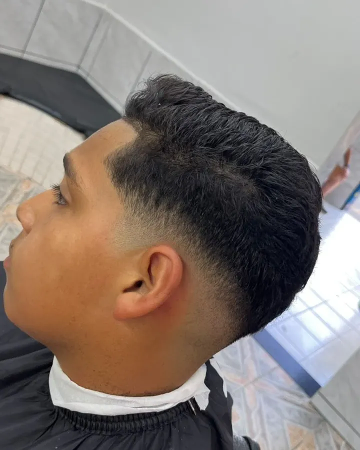 Degradê baixo com topo texturizado, de perfil