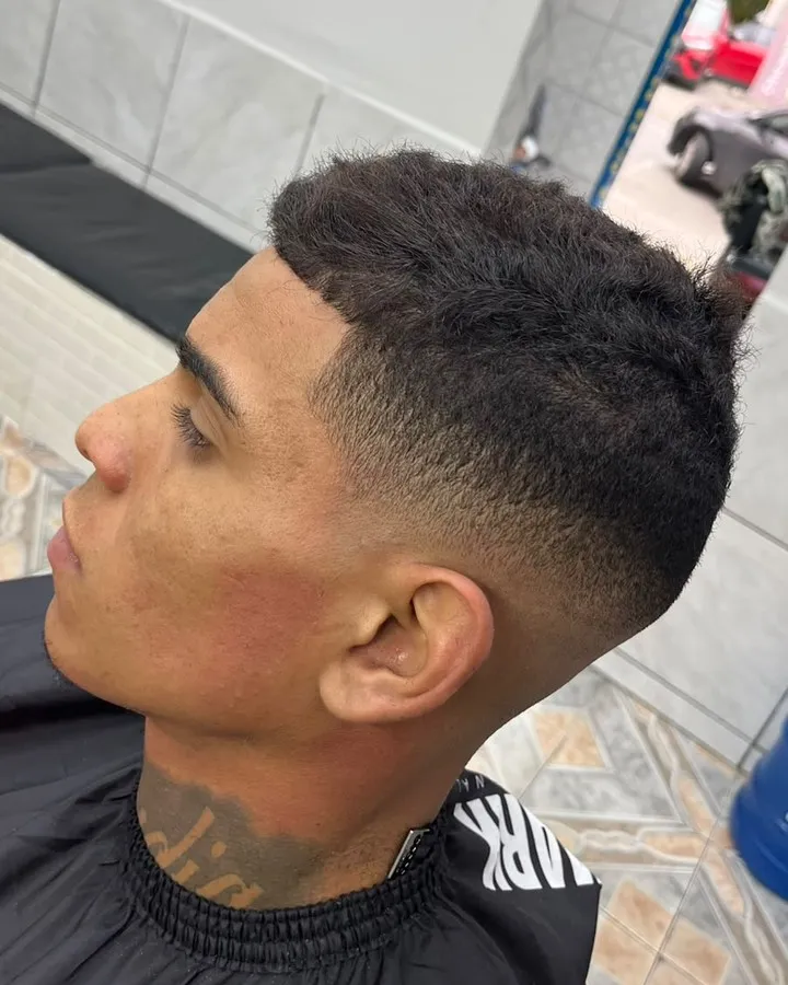 Degradê médio com topo crespo, de perfil